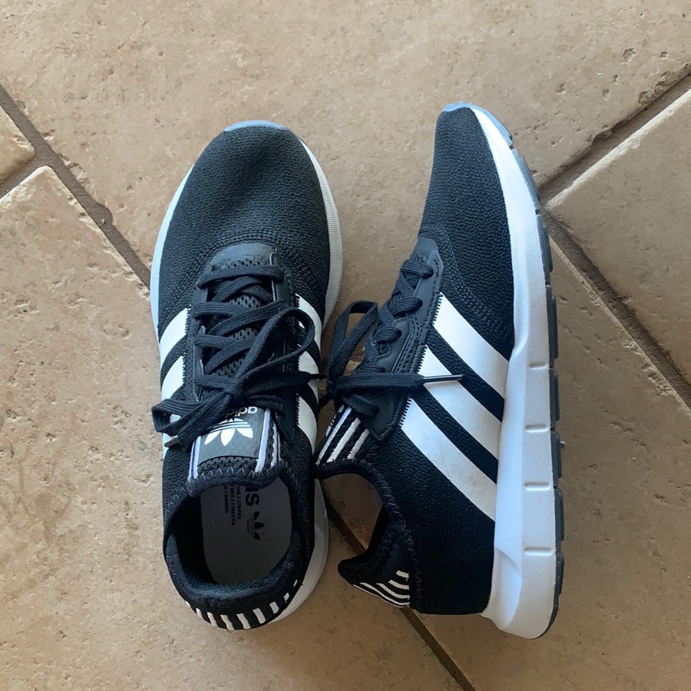 Adidas Swift Run women’s 8.5 black/white